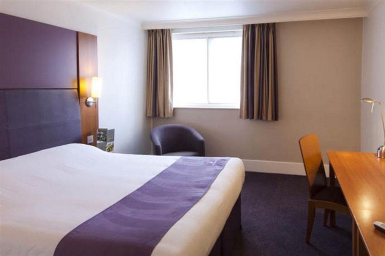 Premier Inn Aylesbury Exterior foto
