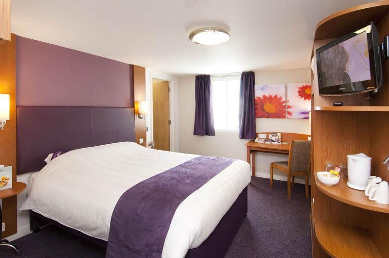 Premier Inn Aylesbury Exterior foto