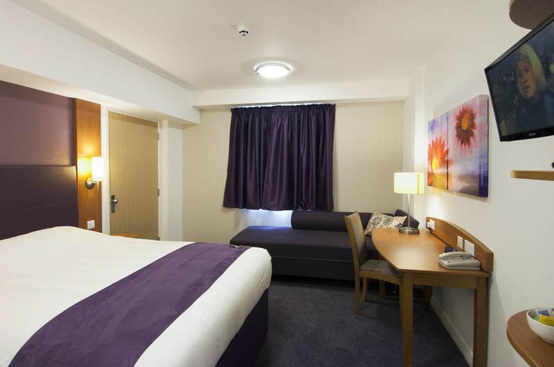 Premier Inn Aylesbury Exterior foto